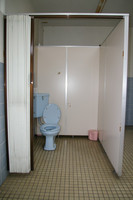 Medium_02　車いす対応トイレ　ブース内部